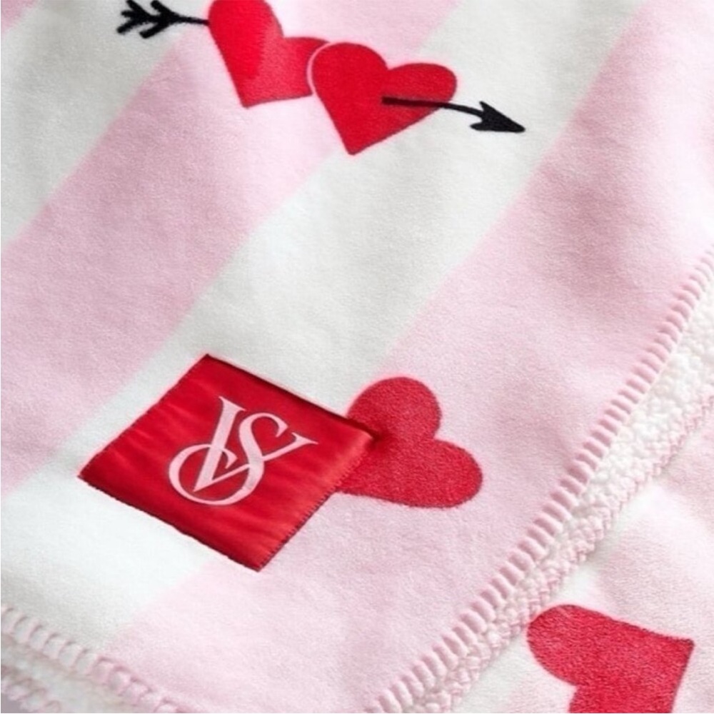 Victoria's Secret heart blanket - Picture 2 of 5